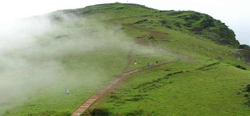 Mullayanagiri Peak, Chikkamagaluru (Chikmagalur), Karnataka - Vushii.com Mullayanagiri Peak, Chikkamagaluru (Chikmagalur), Karnataka - Vushii.com