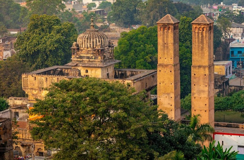 Sawan Bhadon Pillars, Orchha, Jhansi, Uttar Pradesh - Vushii.com